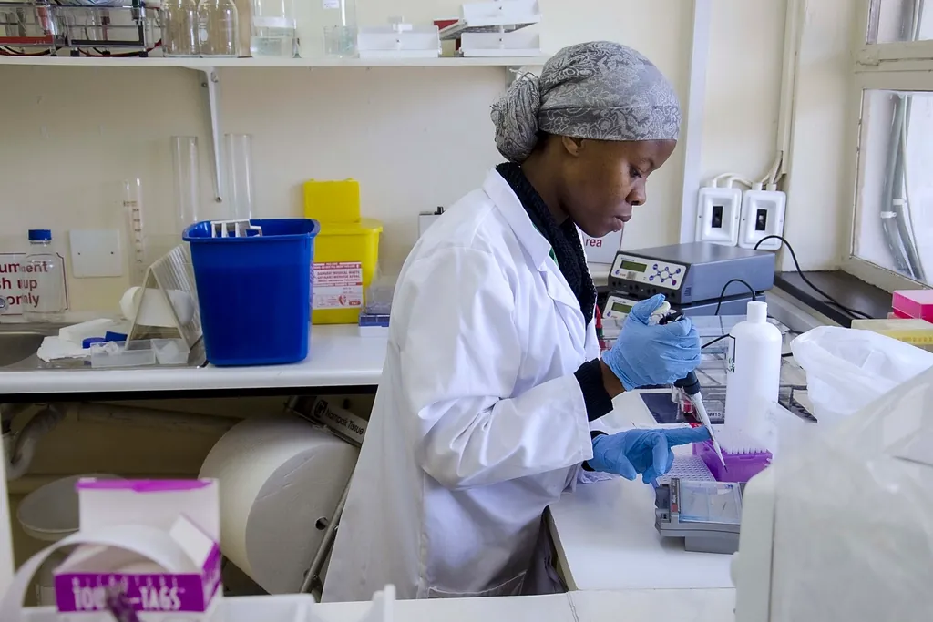 Technicienne de laboratoire préparant des échantillons