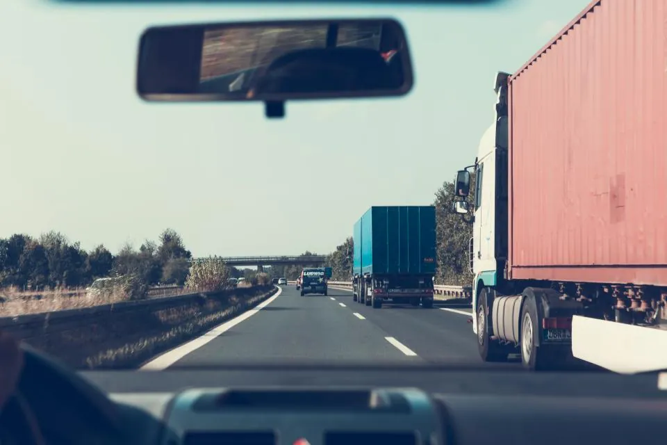 Véhicule de transport sur autoroute