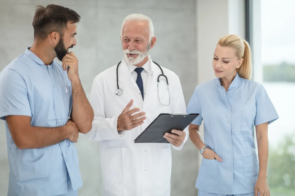 Professionnels de santé échangeant autour d’un dossier