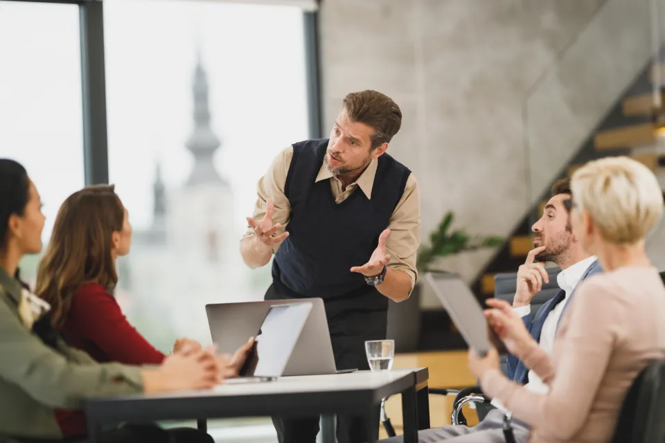 Formateur animant une session de formation devant un groupe de participants