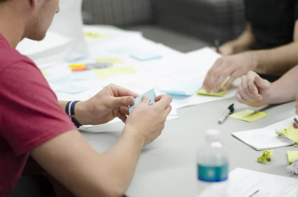 Atelier de travail en groupe avec notes et documents sur une table